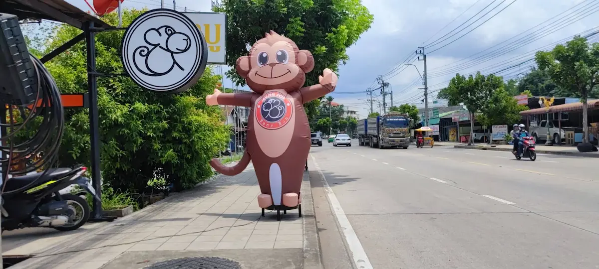 ตุ๊กตาโบกหน้าร้านริมถนน